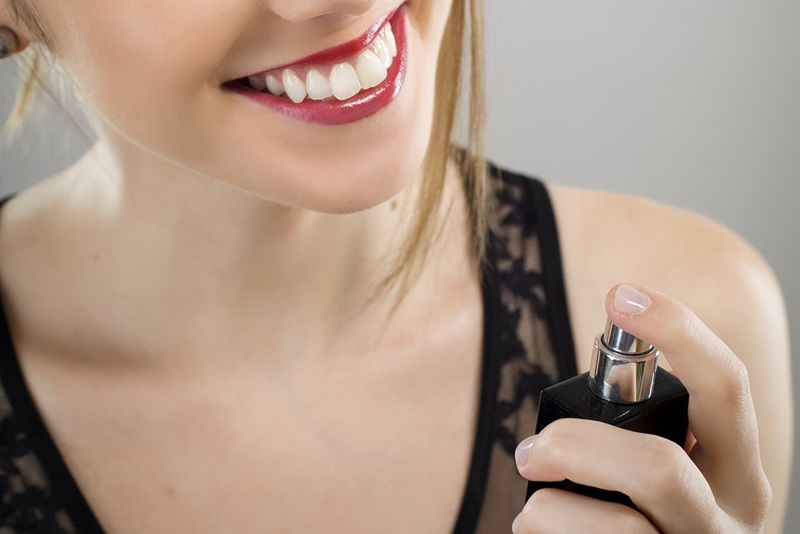 Trik za duže trajanje parfema: Dodajte mu jedan sastojak