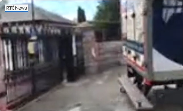  Kamionom se zaletio u ogradu ruske ambasade /VIDEO/