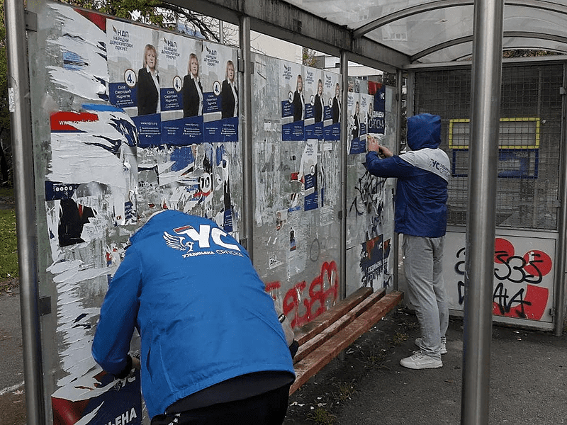 POTEZ ZA POHVALU Aktivisti Ujedinjene Srpske skidali svoje plakate