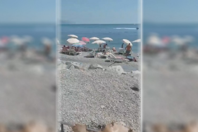 Okreću janje na plaži Jaz kod Budve