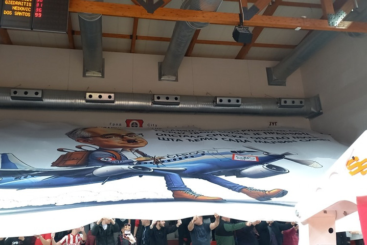 Stihovima Šabana Šaulića navijači Igokee ispratili Marfija (VIDEO)