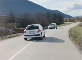 Za dlaku je izbjegnut sudar sa autobusom: Pijan krivudao cestom, drugi vozač ga upozoravao (VIDEO)