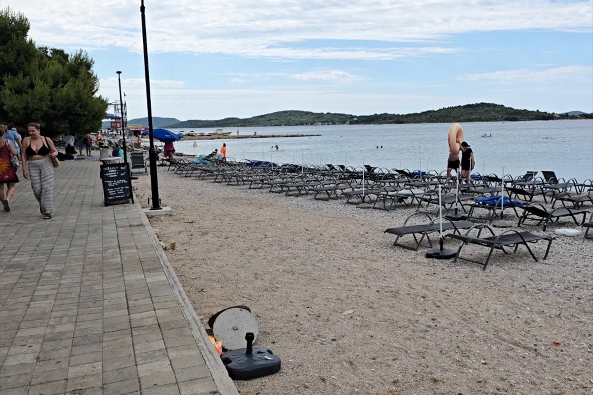 Plaže u Vodicama zjape prazne: "Prije pet godina nije se moglo proći" (FOTO)