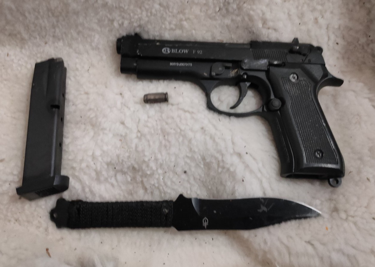 HAOS U ŠAMCU Mačetom napao policajce, a zatim pucao na njih (FOTO)