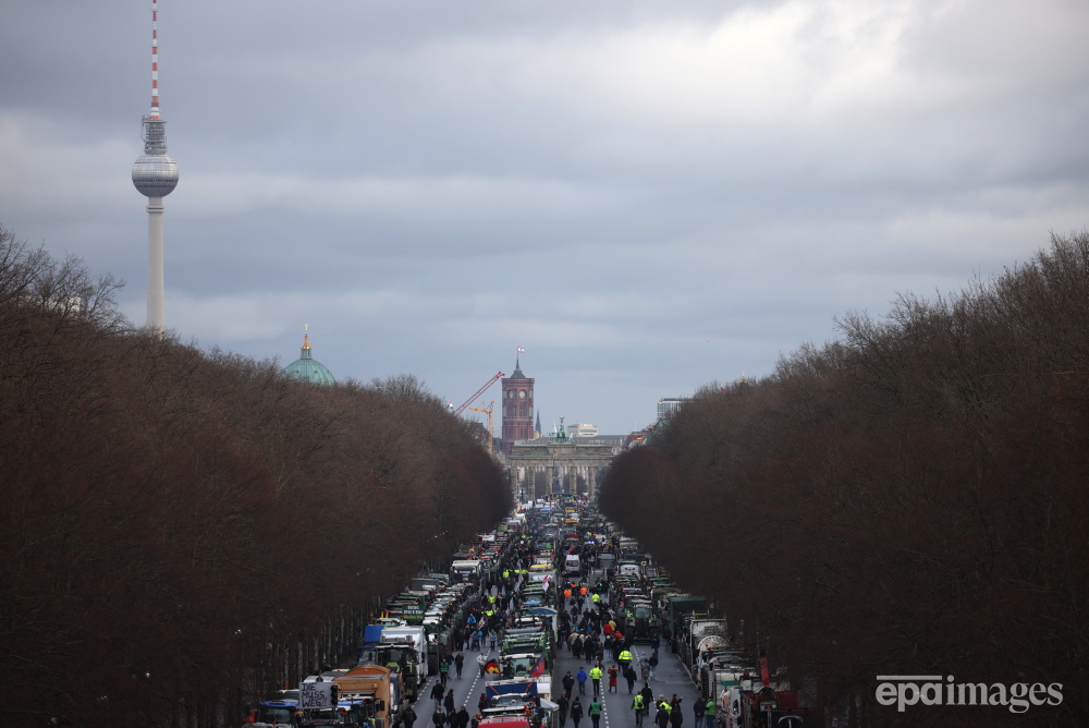 Kolaps u Berlinu: Poljoprivrednici ispred Brandenburške kapije (VIDEO)