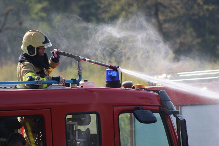 Zapalila kuću i pomoćne objekte, suprug zvao policiju
