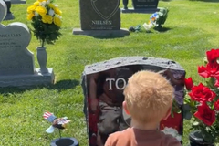 Djeca prvi put vidjela očev spomenik, reakcija sve rasplakala