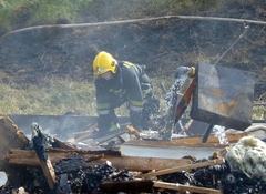 POŽAR KOD TESLIĆA Izgorjeli pomoćni objekat, stoka, sijeno i alat