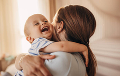 Evo zašto BEBE favorizuju jednog roditelja