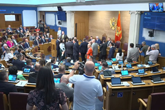 Haos u Crnoj Gori: Opozicija blokirala Spajića da dođe do govornice (VIDEO)