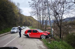 Saobraćajna nesreća u Goraždu: Vozač preticao, izgubio kontrolu, pa udario u stub ulične rasvjete