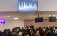 PUTNICI ČEKALI SATIMA Nakon Sarajeva, haotično stanje bilo je i na tuzlanskom aerodromu