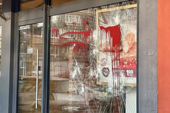 Na tri lokacije u Sarajevu oštećeni izlozi pekare "Manja"