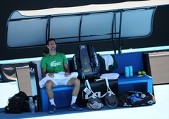 ĐOKOVIĆ PREKINUO TRENING Vidio nešto na telefonu i otišao (FOTO)