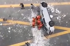 Poginule dvije osobe! Vozilo palo sa trećeg sprata zgrade