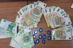 Sakrio 40.000 evra u jakni, carinici mu pronašli i deset pločica zlata