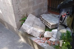 Srušio se dio zida na zgradi Osnovnog suda u Novom Sadu (FOTO)
