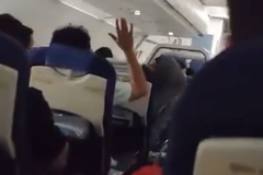 Drama na letu, avion uletio u oluju sa jakim gradom: "Mislili smo da ćemo se srušiti" (VIDEO)