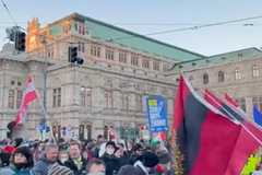 MASOVNI PROTESTI VIŠE DESETINA HILJADA LJUDI Zastava Trećeg rajha i plakat sa HITLEROM