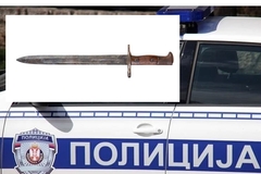 Fotografisala sina sa bajonetom pa zaradila prijavu