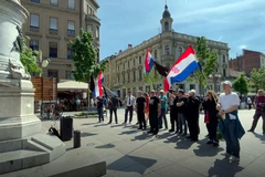Ekstremisti mahali crnim zastavama pred pravoslavnom crkvom u Zagrebu i puštali Tompsonove pjesme