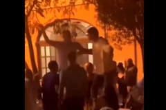 Jokić i Bobi lumpovali u Somboru! Popeli se na sto na nastupu legendarne pjevačice (VIDEO)