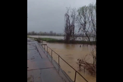 Izlila se rijeka kod Loznice: Sve je pod vodom, ljudi su u strahu (VIDEO)