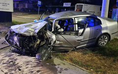 Težak sudar u Tuzli: Vozač Škode teško povrijeđen, vatrogasci morali rezati vozilo da ga izvuku (FOTO)