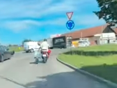 Opasna vožnja u Banjaluci: Jednom rukom vozi moped, u drugoj drži tačke (VIDEO)