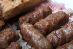 NAMERAČILI NA ĆEVAPE /VIDEO/ Mljevenici su istorija, pogledajte kako Hrvati zovu ćevape s čvarcima