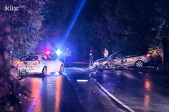 Težak sudar dva automobila u Zenici, povrijeđena jedna osoba (FOTO)