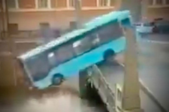 Tragedija u Rusiji: Autobus pun putnika pao u rijeku, najmanje sedam mrtvih (VIDEO)