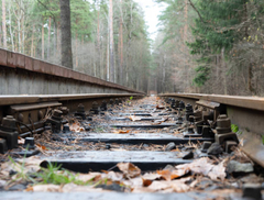 Putnički voz iskočio iz šina, najmanje deset poginulih