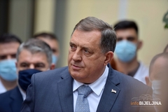 Dodik odbio da se slika pored zastave BiH