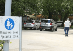 Ugrožena bezbjednost građana: Pješačke zone preplavljene automobilima