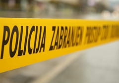 Teška nesreća kod Stanara: Vozilo na krovu pored puta, ima povrijeđenih (FOTO)