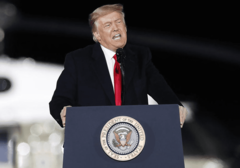 INCIDENT Žena se ZAKUCALA U BARIKADU ispred Trampove kule