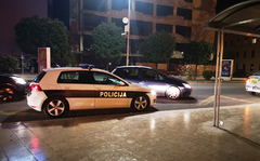 Migranta strpao u prtljažnik automobila jer mu je provalio u kuću?