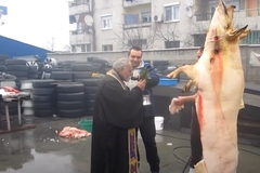 POGODITE GDJE JE? Svinjokolj na autopraonici uz blagoslov sveštenika (VIDEO)