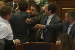 Tuča poslanika u parlamentu samoproglašenog Kosova, Kurti poliven vodom (VIDEO)