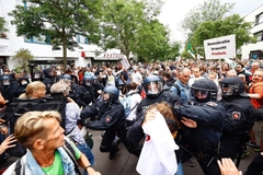 Ujeo policajca na protestima u Njemačkoj