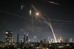 Iran lansirao veliki broj balističkih raketa na Izrael, sirene iznad cijele države, Tel Aviv u plamenu