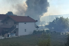 Novo žarište u BiH: Požar iz Hrvatske se proširio prema Grudama, u opasnosti i kuće