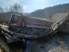 Pukao most dok je kamion prelazio preko njega