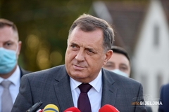 Dodik ambasadorima iz RS: Zastave ne treba spuštati na pola koplja 11. jula