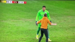 NAVIJAČ HTIO DA TUČE GOLMANA: Uletio na teren, a posle jedva spasao živu glavu (VIDEO)