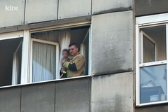 Sarajevski vatrogasac spasio dijete (2) koje je ostavljeno samo u stanu na Grbavici, majka uhapšena