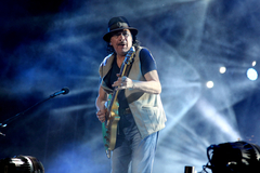 Santana kolabirao na sceni tokom koncerta