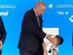 Skandal trese Tursku: Erdogan ošamario dječaka jer nije htio da mu poljubi ruku
