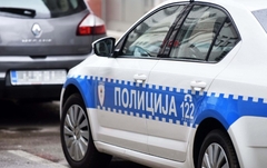 Nožem nasrnuo na policajce